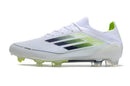 Chuteira Adidas F50 FG Branca e Verde lateral com design moderno e tecnologia para desempenho em campo