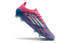 Chuteira Adidas F50 FG Elite Azul e Rosa lado esquerdo em destaque, combinação de cores vivas e design inovador.