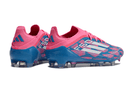 Chuteira Adidas F50 FG Elite Azul e Rosa com design moderno e cores vibrantes, ideal para desempenho em campo.