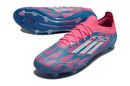Chuteira Adidas F50 FG Elite Azul e Rosa com design vibrante e performance técnica.