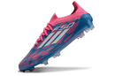 Chuteira Adidas F50 FG Elite Azul e Rosa, destacando seu design inovador e cores vibrantes.
