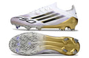 Chuteira Adidas F50 FG Elite Branca e Dourada com design leve e tecnologias avançadas para alto desempenho.