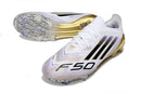 Chuteira Adidas F50 FG Elite Branca e Dourada com design elegante e sola em destaque para performance em campo.