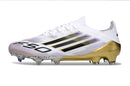 Chuteira Adidas F50 FG Elite Branca e Dourada com design leve e tecnologia avançada para desempenho em campo.