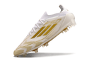 Chuteira Adidas F50 FG Elite Branca e Dourada com design elegante e tecnologia de ponta para desempenho em campo.