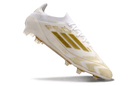 Chuteira Adidas F50 FG Elite Branca e Dourada destacando design e tecnologia futebolística.