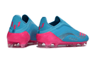 Chuteira Adidas F50 FG Elite - Ed. "Messi" Azul com detalhes em rosa, ideal para performance em campo.