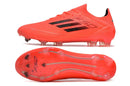 Chuteira Adidas F50 FG Laranja e Preto com design arrojado e sola para campos naturais.