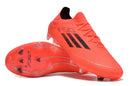 Chuteira Adidas F50 FG Laranja e Preto com design moderno e solado para campo natural
