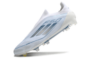 Chuteira Adidas F50 LL FG Branca e Azul mostrando design aerodinâmico e tecnologia avançada.