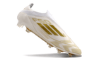 Chuteira Adidas F50 LL FG - Branca e Dourada com design moderno e detalhes em dourado.