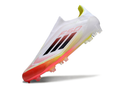 Chuteira Adidas F50 LL FG - Branca e Laranjada em destaque, mostrando design leve e moderno.