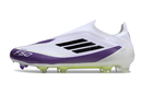 Chuteira Adidas F50 LL FG Branca, Roxa e Preto modelo lateral, design moderno e estiloso.