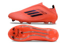 Chuteira Adidas F50 LL FG - Laranja e Preta com design aerodinâmico em campo.