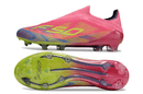 Chuteira Adidas F50 LL FG Rosa com design moderno e solado FG para desempenho ideal no futebol.