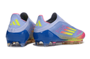 Chuteira Adidas F50 LL FG - Roxa, Rosa e Verde com design leve e cores vibrantes, ideal para campos naturais.
