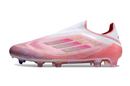 Chuteira Adidas F50 LL YAMAL FG - Rosa lateral com design inovador e tecnologia para performance no futebol.