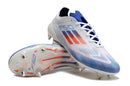 Chuteira Adidas F50 SG Branca, Azul e Vermelho com design elegante e tecnologia de ponta para desempenho em campo.