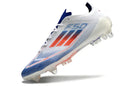 Chuteira Adidas F50 SG Branca, Azul e Vermelho com design moderno e tecnologia avançada para desempenho em campo.