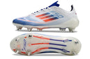 Chuteira Adidas F50 SG Branca, Azul e Vermelho com design elegante e funcional em campo.
