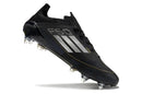 Chuteira Adidas F50 SG Preta e Prata destacando design elegante e tecnologia avançada, ideal para desempenho em campo.