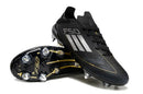 Chuteira Adidas F50 SG Preta e Prata para desempenho em campo, com design sofisticado e sola SG para aderência.