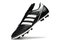 Chuteira Adidas Copa Mundial FG Preta e Branca com design clássico em preto e branco para desempenho em campo.