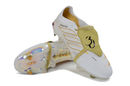 Chuteira Adidas Predator Elite FG 26 - Ed. "Zidane" em branco e dourado, com design profissional e tecnologia avançada.