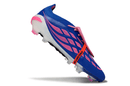 Chuteira Adidas Predator Elite FG 26 - "Finishers Steel" Azul e Rosa lateral com detalhes em rosa e laranja.