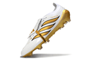Chuteira Adidas Predator Elite FG 26 - "Finishers Steel" Branca e Dourada destacando design e tecnologia.