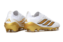 Chuteira Adidas Predator Elite FG 26 - "Finishers Steel" - Branca e Dourada em vista lateral, destacando design e estilo.