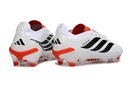 Chuteira Adidas Predator Elite FG 26 - "Finishers Steel" Branca com detalhe em preto e vermelho, vista traseira.