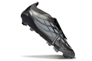 Chuteira Adidas Predator Elite FG 26 - "Finishers Steel" Prateada emposição dinâmica, destacando design moderno e tecnologia avançada.