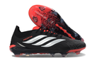 Chuteira Adidas Predator Elite FG 26 - Preta e Branca com detalhes em vermelho e sola em preto.