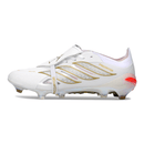 Chuteira Adidas Predator Elite FG 26 Tongue - Branca "Beckham" com design moderno e detalhes em dourado.