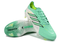 Chuteira Adidas Predator Elite FG 26 - Verde e Branca com design moderno e tecnologia Controlskin para melhor desempenho.