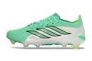 Chuteira Adidas Predator Elite FG 26 - Verde e Branca em design moderno e tecnologia avançada.