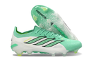 Chuteira Adidas Predator Elite FG 26 - Verde e Branca com design moderno e tecnologia Controlskin para controle de bola.