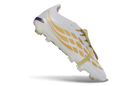 Chuteira Adidas Predator Elite FG 26 - Ed. "Zidane" em tonalidades brancas e douradas, ideal para desempenho em campo.