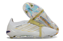 Chuteira Adidas Predator Elite FG 26 - Ed. "Zidane" em branco e dourado, ideal para performance em campo.