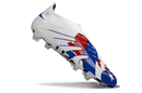 Chuteira Adidas Predator Elite FG LL - Azul, Branca e Vermelha em ângulo, destacando o design vibrante e moderno.