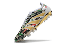 Chuteira Adidas Predator Elite FG - Bape em tons de camuflagem com detalhes dourados e design exclusivo.