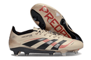 Chuteira Adidas Predator Elite FG - Bege e Preta com design clássico em tecnologia avançada e controle em campo.