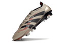 Chuteira Adidas Predator Elite FG - Bege e Preta em ângulo, mostrando o design e as cores icônicas.