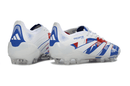 Chuteira Adidas Predator Elite FG - Branca e Azul com design moderno e detalhes em azul e vermelho.