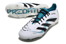 Chuteira Adidas Predator Elite FG - Branca e Azul em foco, destacando seu design e tecnologia para controle no campo.