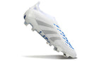 Chuteira Adidas Predator Elite FG - Branca e Azul em ângulo, destacando design moderno e elegante.