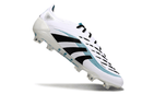 Chuteira Adidas Predator Elite FG - Branca e Azul em um ângulo dinâmico, destacando seu design e tecnologia.