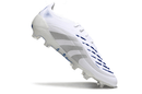 Chuteira Adidas Predator Elite FG - Branca em ângulo, evidenciando o design e as tecnologias avançadas.