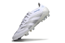 Chuteira Adidas Predator Elite FG - Branca com design moderno e sola FG para controle e precisão no campo.
